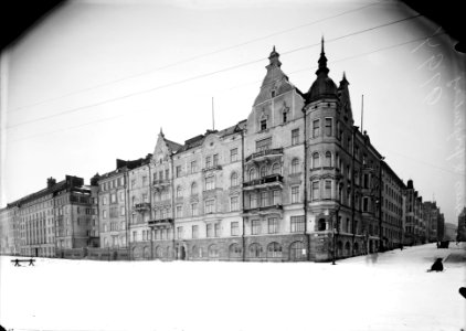Vasemmalla Merikatu 3. Oikealla Merikatu 1 -Neitsytpolku 2 - N25566 (hkm.HKMS000005-km0000lqei)