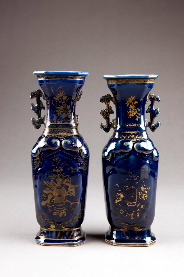 Vaser i porslin, från Kina under Qianlong (1736-1795) - Hallwylska museet - 95515