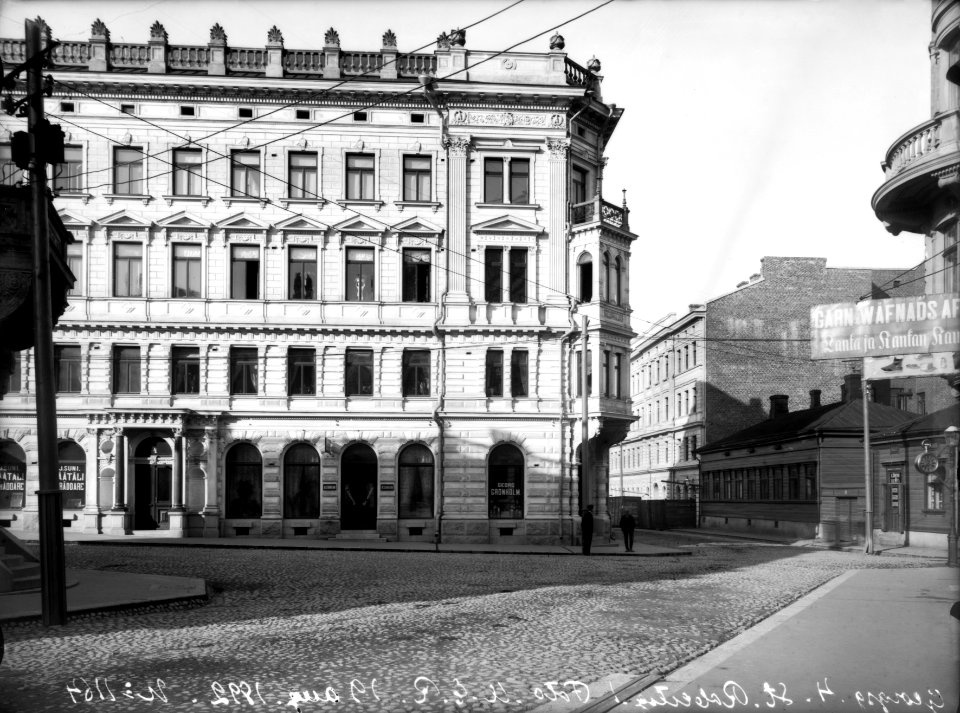 Vasemmalla Yrjönkatu 4 - Iso Roobertinkatu 2, taustalla oikealla Iso Roobertinkatu 1, 3 - N1164 (hkm.HKMS000005-km0000mfny)