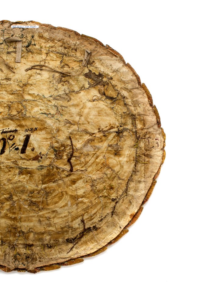 Vaxatpapper på baksidan av broderad medaljong, 1600-tal - Livrustkammaren - 108152