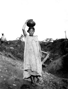 Vattenbärerska. Rio Chapare. Bolivia - SMVK - 005553