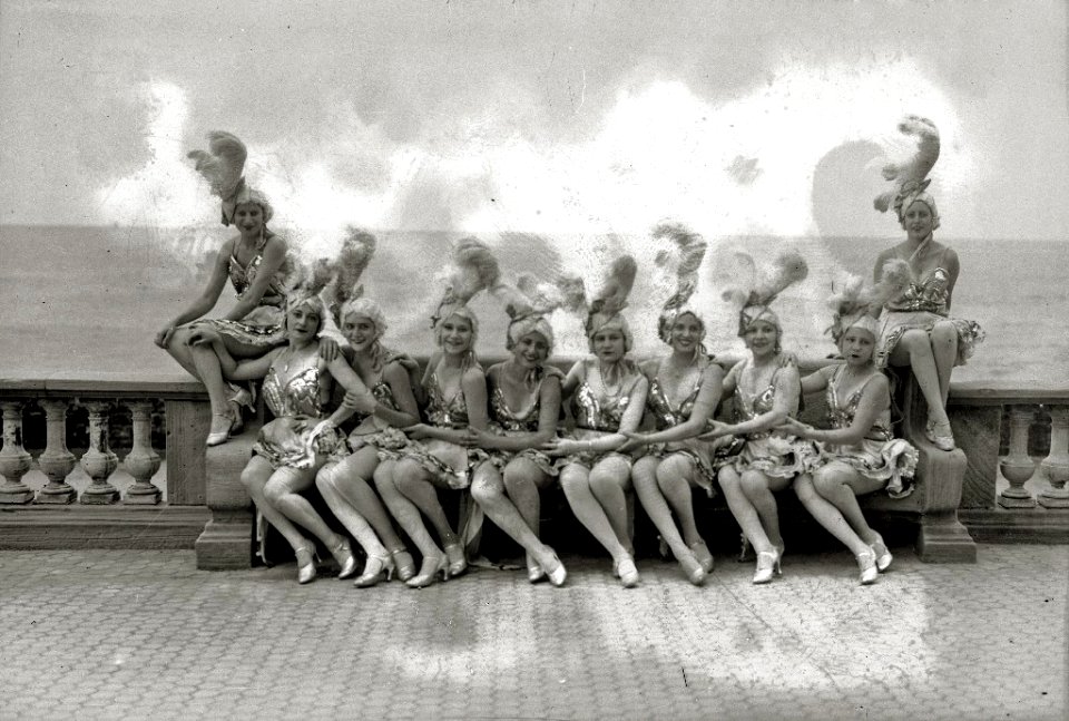 Vedettes en la terraza del Gran Kursaal (4 de 5) - Fondo Car-Kutxa Fototeka