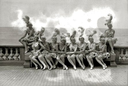 Vedettes en la terraza del Gran Kursaal (4 de 5) - Fondo Car-Kutxa Fototeka