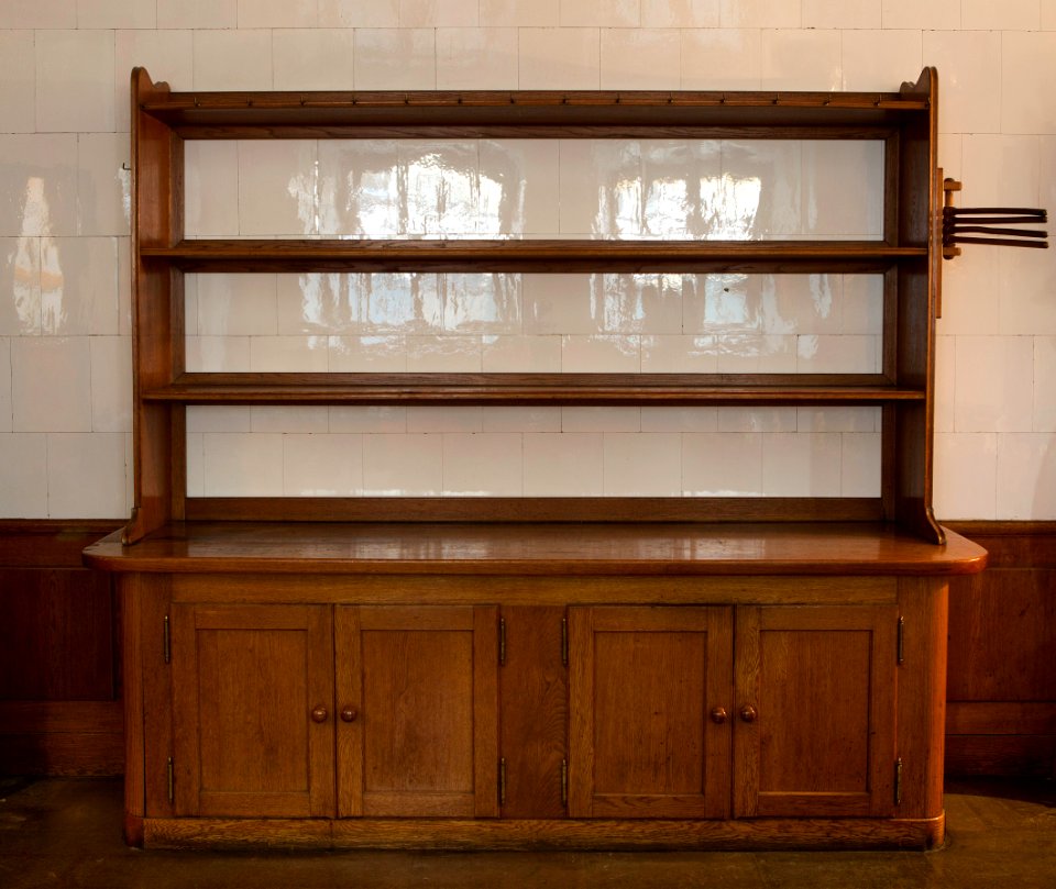 Vedlår och kärlhylla med handdukshängar - Hallwylska museet - 108954