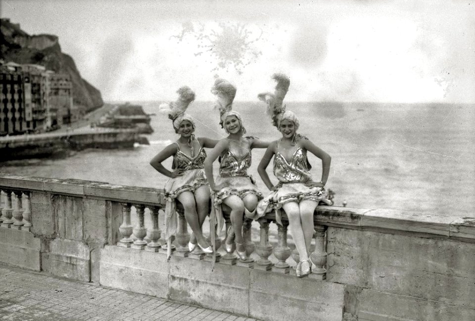 Vedettes en la terraza del Gran Kursaal (1 de 5) - Fondo Car-Kutxa Fototeka