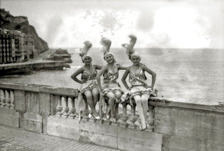 Vedettes en la terraza del Gran Kursaal (1 de 5) - Fondo Car-Kutxa Fototeka