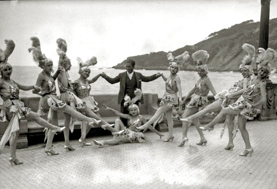Vedettes en la terraza del Gran Kursaal (2 de 5) - Fondo Car-Kutxa Fototeka