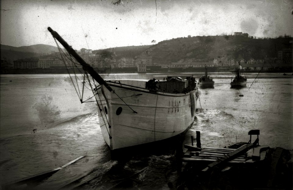Velero de carga botado en el puerto de Pasaia (1 de 2) - Fondo Car-Kutxa Fototeka