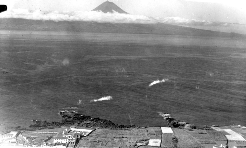 Velas, ilha do Pico ao fundo, ilha de São Jorge, Açores, Arquivo de Villa Maria, Angra do Heroísmo, Açores.