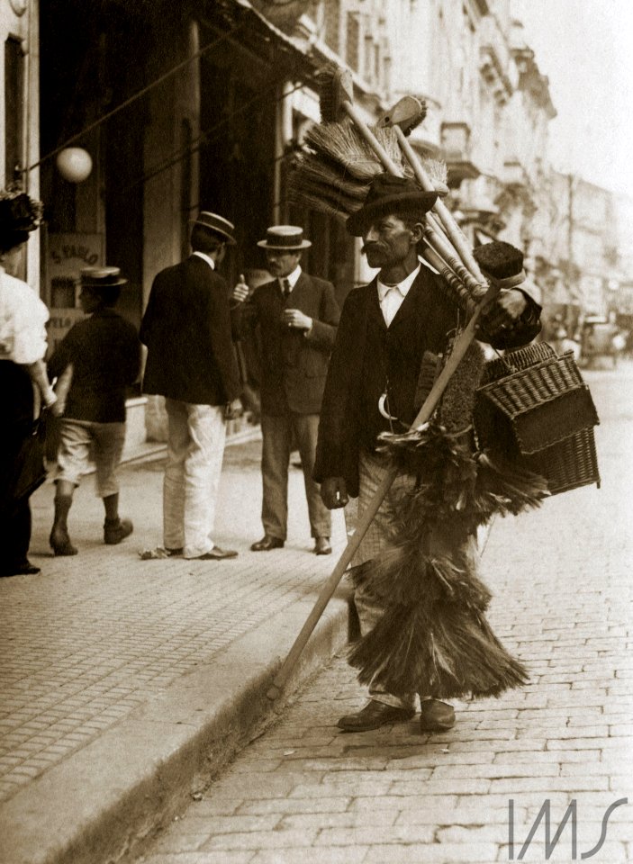 Vendedor de vassouras em rua do centro da cidade - Vincenzo Pastore