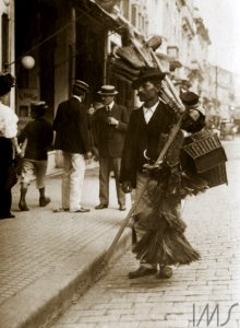 Vendedor de vassouras em rua do centro da cidade - Vincenzo Pastore
