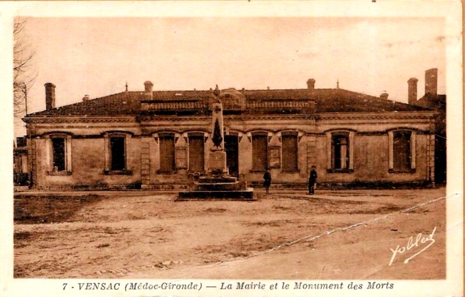 Vensac - Mairie et monument aux morts