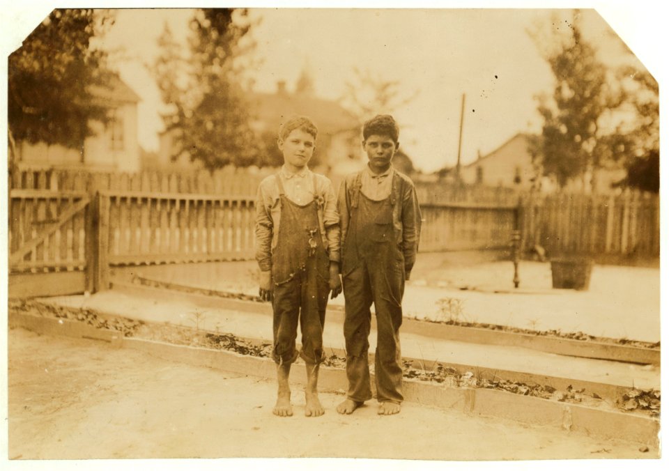 Vennie and Verdie Yelverton. Eleven and thirteen years old. (See label 2079). LOC nclc.02071