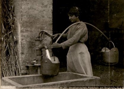 Venetianisches Mädchen am Brunnen 15.4.19. (BildID 15617312)