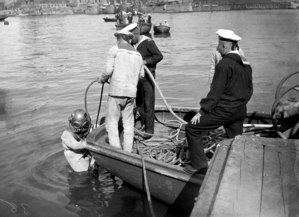 Venäjän armeijan sukeltaja laskeutuu tutkimaan Eteläsatamassa tulipalossa vahingoittunutta ss Bore II-sta - N1913 (hkm.HKMS000005-000001al)