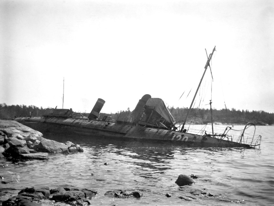 Venäläinen torpedovene räjäytettynä ja ajautuneena Kulosaaren rannalle keväällä 1918 - N1939 (hkm.HKMS000005-0000019l)