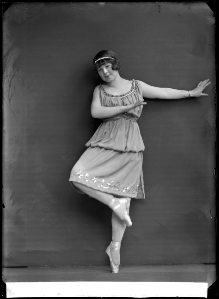 Vera Tichani, dancer - SMV - NT032