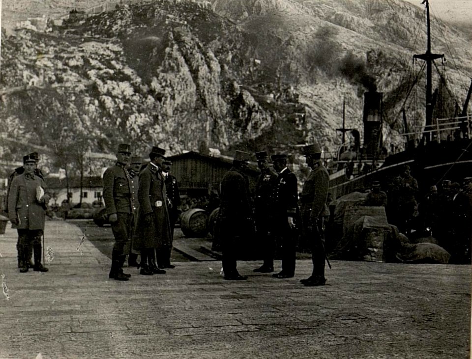 Verabschiedung von Offizieren des A.E.K. und dem Kommandanten des Ehrendampfers S.M.S. PANTHER. Aufgenommen in Cattaro am 17. März 1916. (BildID 15533263)