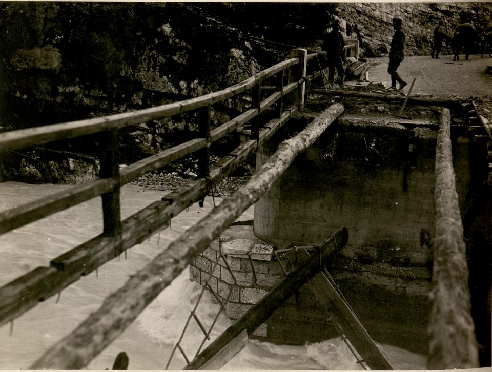 Verbrannte Brücke im Raccolana - Tal (BildID 15507304)