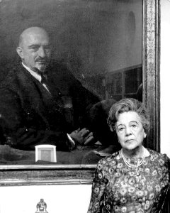 Vera Weizmann next to picture of her husband
