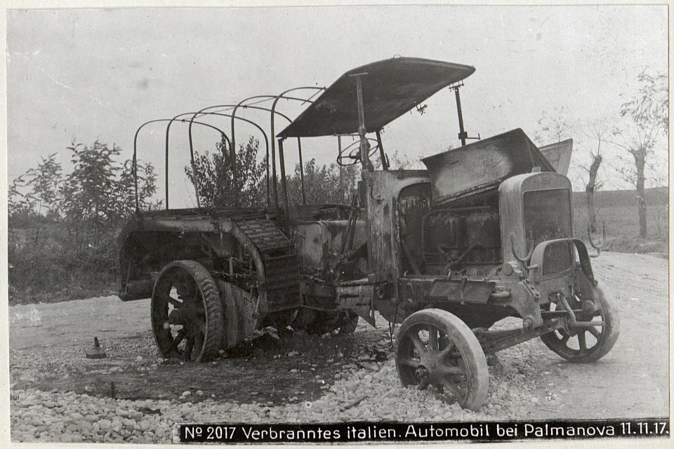 Verbranntes italien.Automobil bei Palmanova 11.11.17. (BildID 15610947)