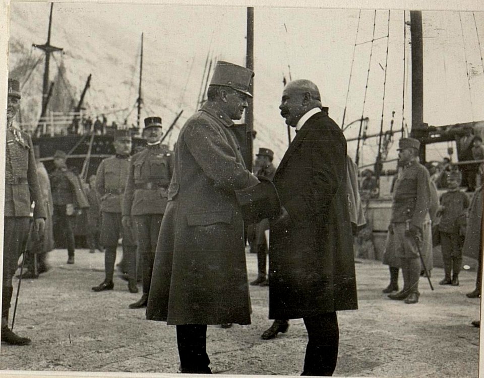 Verabschiedung vom Bürgermeister von Cattaro vor der Abfahrt Von Cattaro. Aufgenommen in Cattaro am17. März 1916. (BildID 15533256)