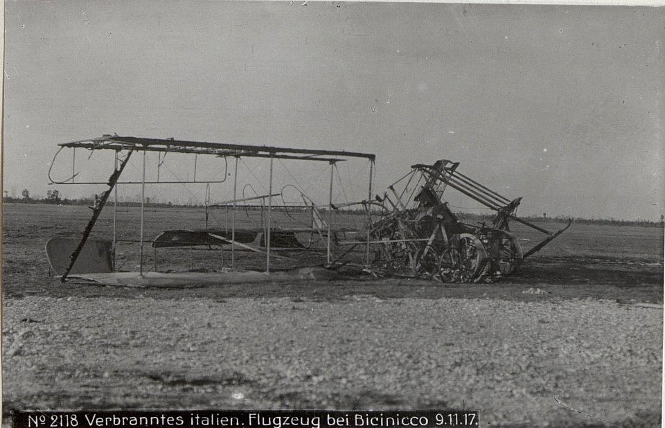Verbranntes italien.Flugzeug bei Bicinicco 9.11.17. (BildID 15611654)