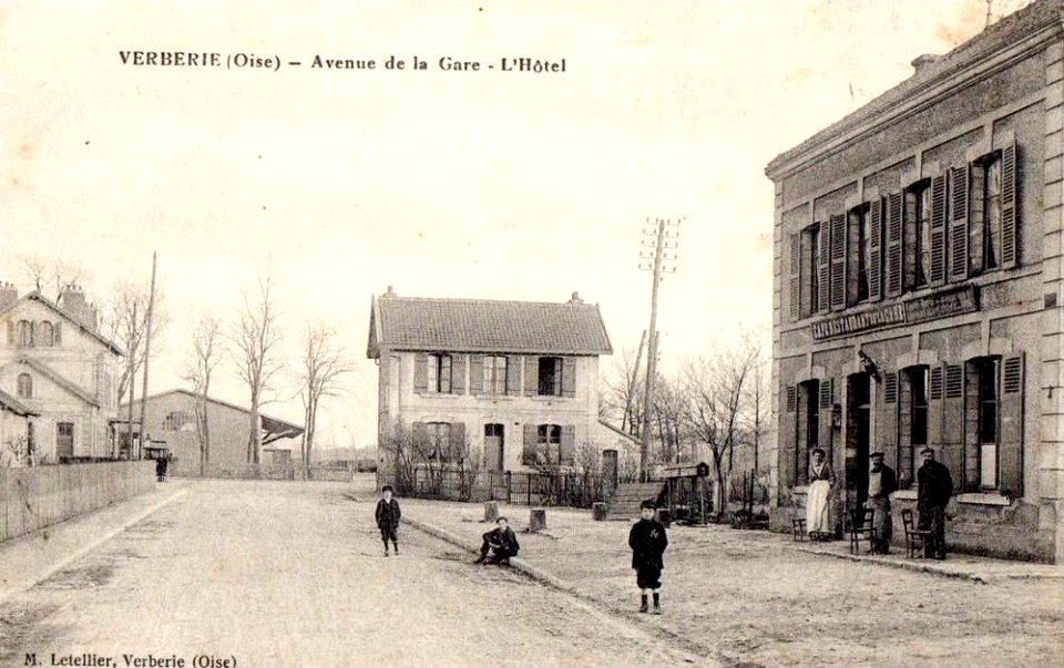 Verberie (60), place et hôtel de la gare