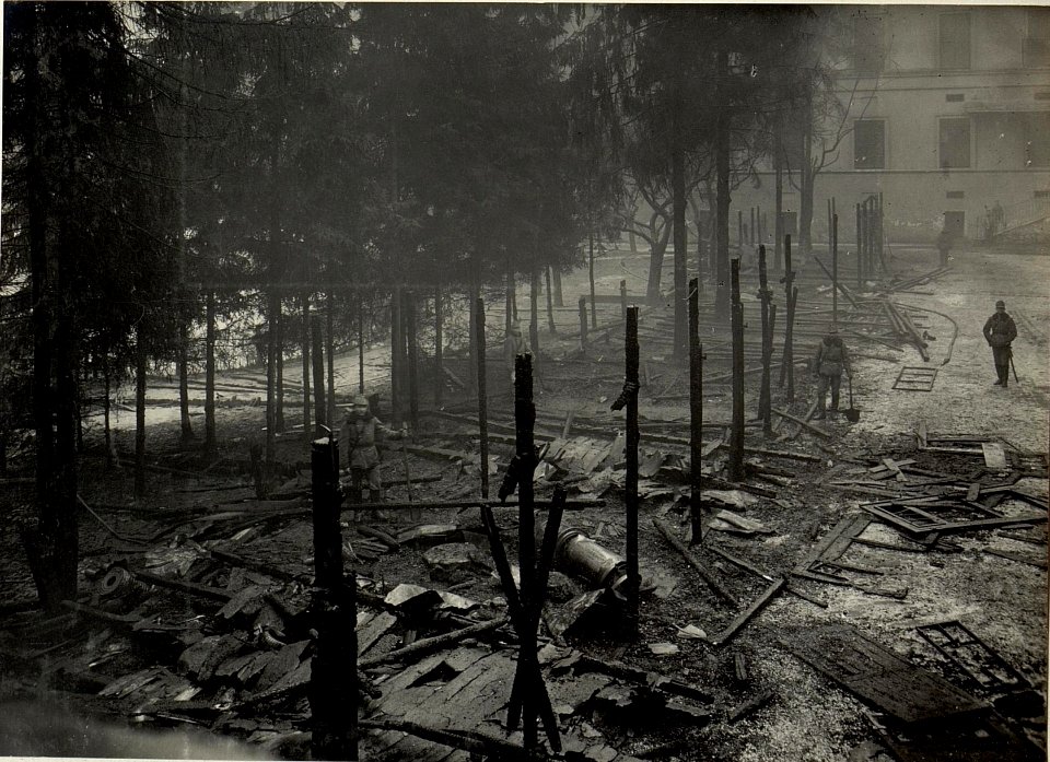 Verbrannte Automobilhalle im Hofe des 10. Armeekommandos. Brand am 16. Februar 1916 um 11,30 Uhr nachts ausgebrochen. (BildID 15469075)