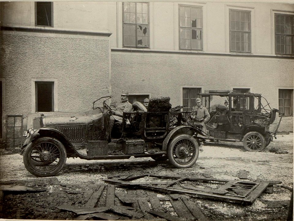 Verbranntes Automobil im Hofe des 10. Armeekommandos. (BildID 15469061)