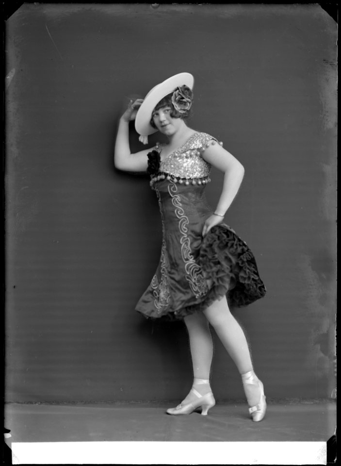 Vera Tichani, dancer - SMV - NT033