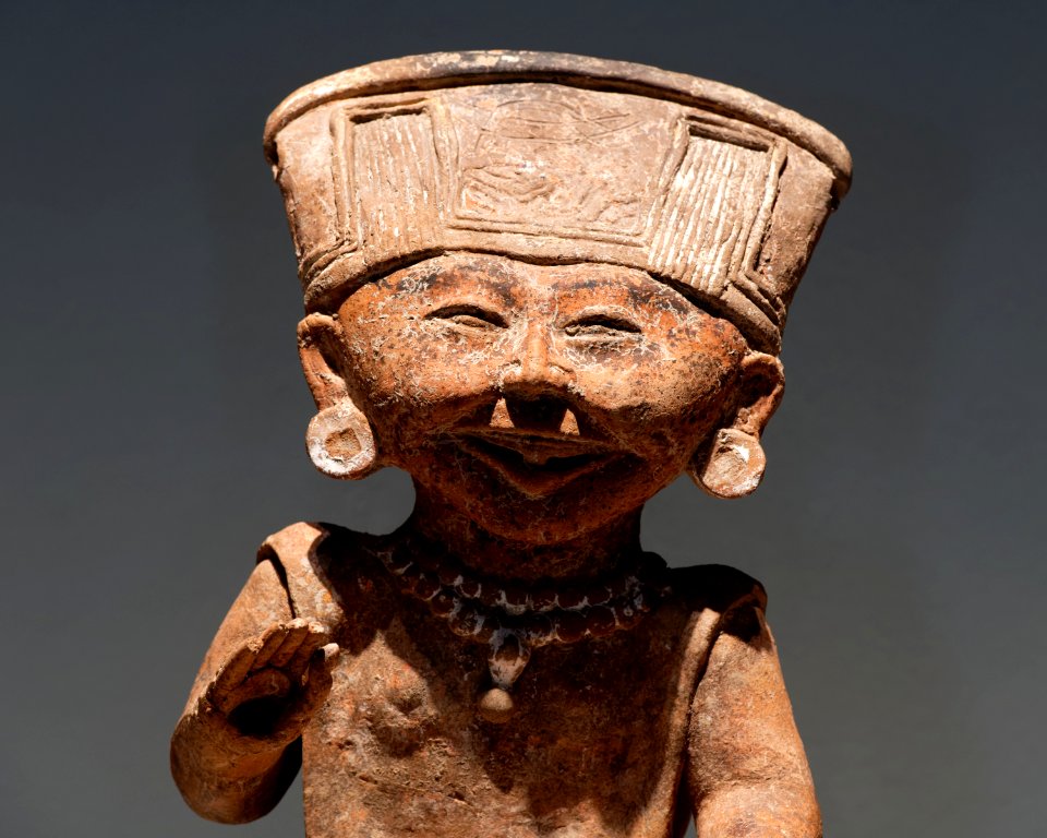 Veracruz seated figure Soleil de nuit lot44 n2