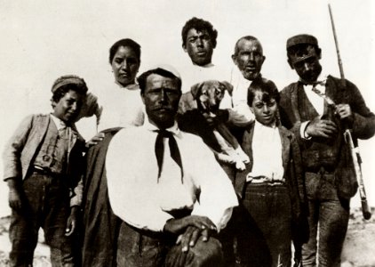 Verga, Giovanni - Der Verwalter der Ländereien Vergas mit seiner Frau und einigen Bauern, Tebidi (Zeno Fotografie)