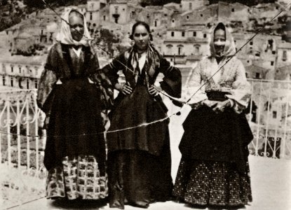 Verga, Giovanni - Frauen aus Vizzini in Kostümen, wie sie Verga in »Cavalleria Rusticana« beschreibt (Zeno Fotografie)