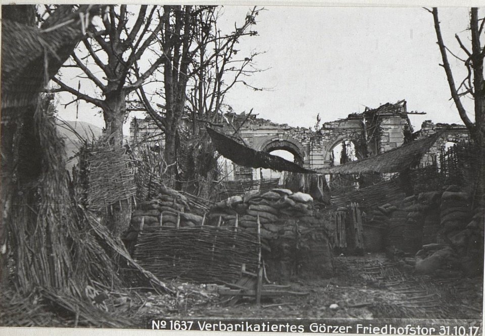 Verbarikatiertes Görzer Friedhofstor 31.10.17. (BildID 15607886)