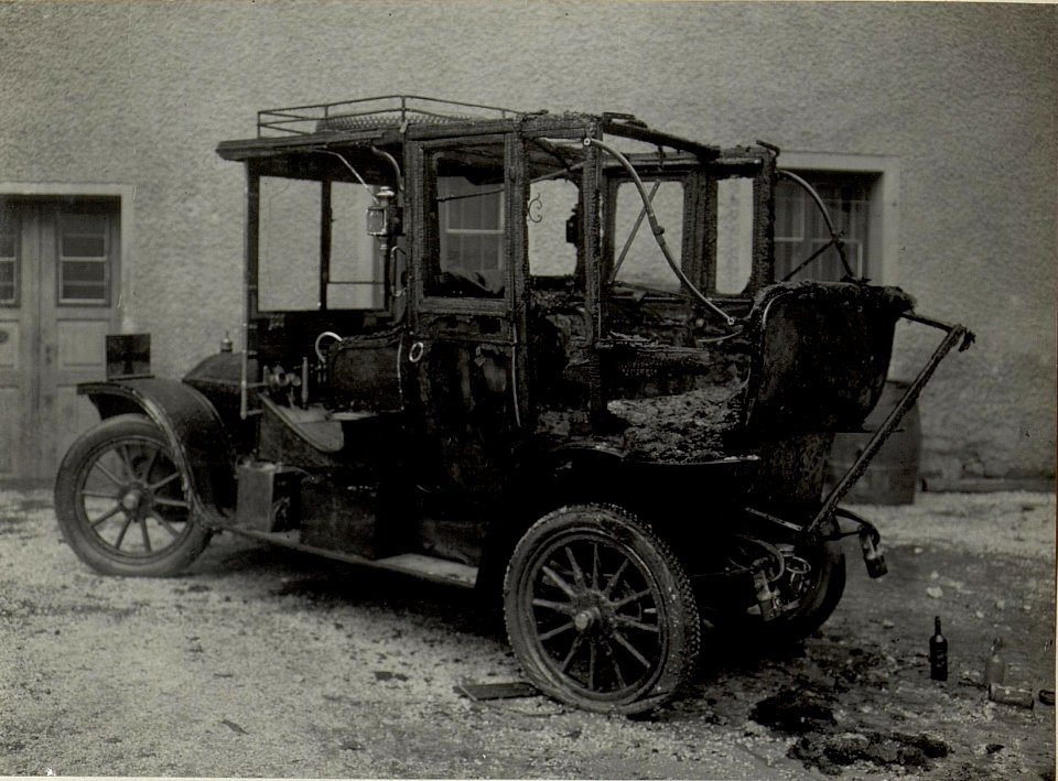 Verbranntes Automobil im Hofe des 10. Armeekommandos. (BildID 15469068)