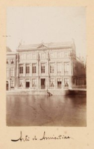 Verenigingsgebouw Arti et Amicitiae aan het Rokin 112 Links ervan nummer 114, rechts het nog ongedempte Spui Half-stereo B00000030687