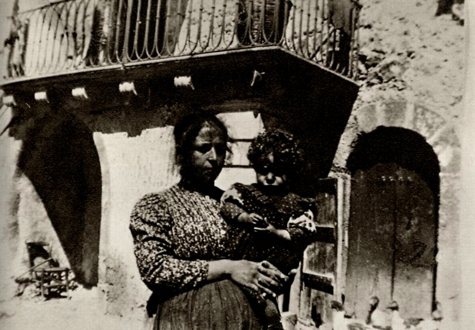 Verga, Giovanni - Bäuerin mit ihrem Kind, Tebidi (Zeno Fotografie)