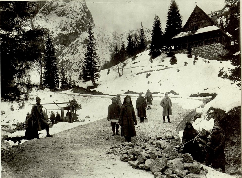 Verkehrsknotenpunkt Kranjska Gora (Kronau), Rimlhütte auf der Straße von Kranjska Gora (Kronau) nach Mojstrovka 1915