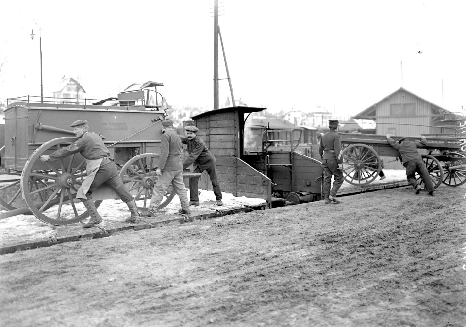 Verlad von Wagen des Divisionsparkes - CH-BAR - 3239451