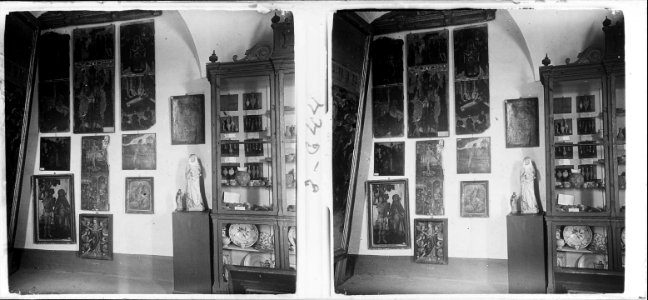 Verge gòtica i altres obres d ' art a les dependències d ' un museu d ' Olot