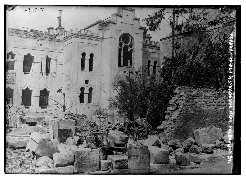 Verdun - Garden & Synagogue near Polboulhot St. (Rue des Frères Boulhaut) LCCN2014706738