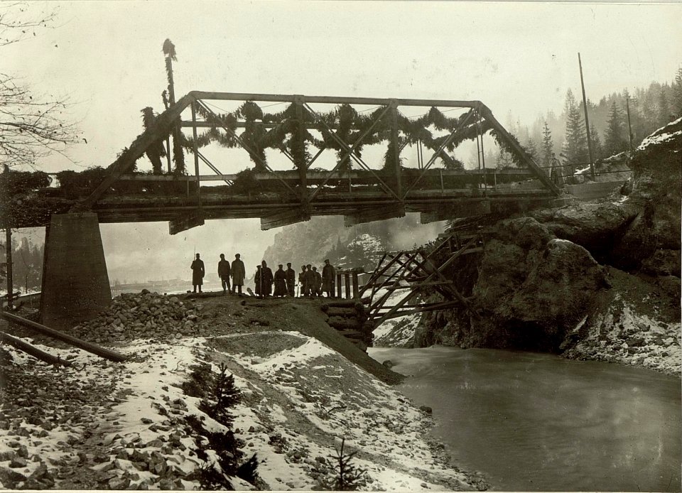 Verkehrsknotenpunkt Kranjska Gora (Kronau), Rohrbrücke auf der Straße Kranjska Gora - Mojstrovka (BildID 15463197)