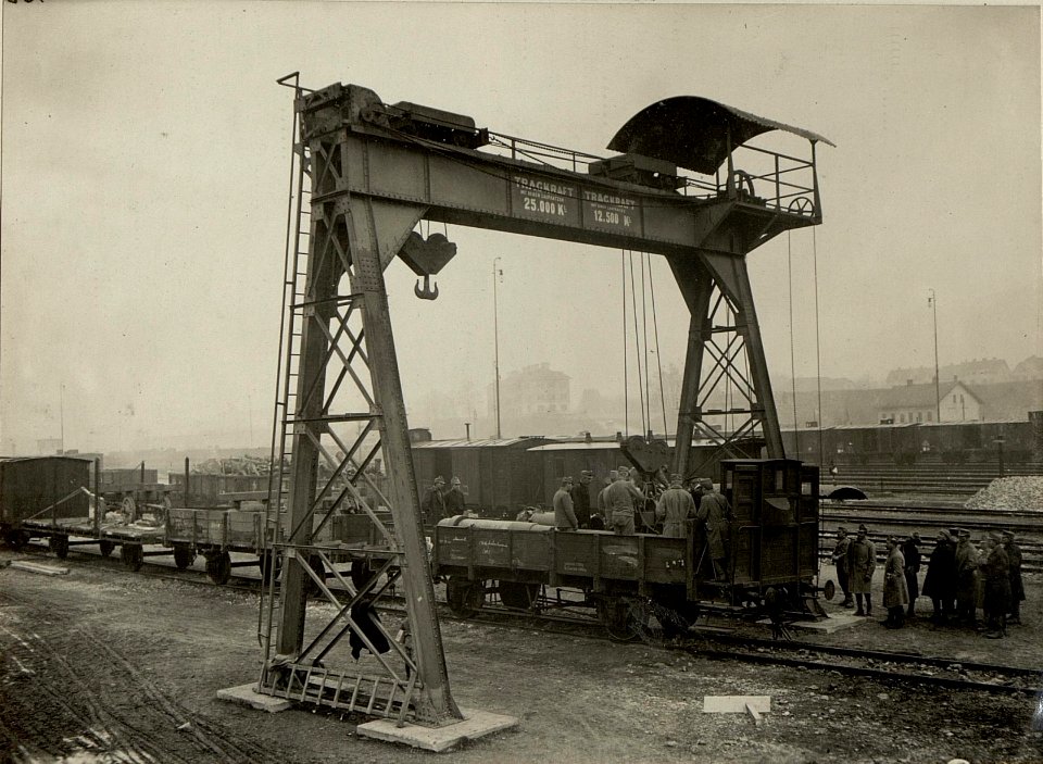 Verladen der 15 cm 4-40 Marinekanone am Bahnhofe Villach. (BildID 15468921)