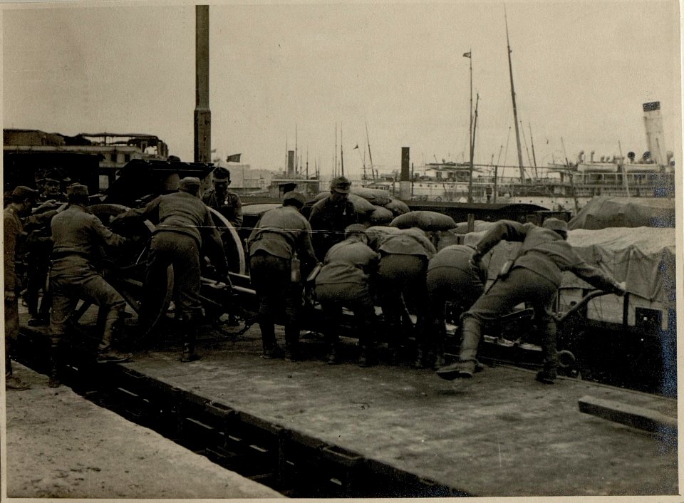 Verladen der Batterie auf dem Bahnhof Sirkedji, 30.11.1916 (BildID 15544762)