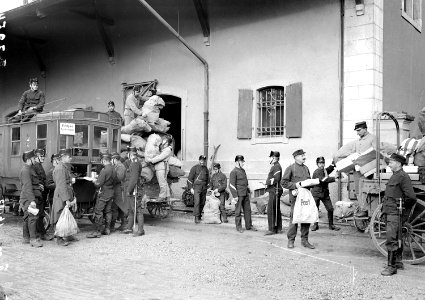 Verladen der Postsäcke vor dem Feldpostbureau in Delsberg - CH-BAR - 3239324