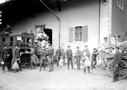 Verladen der Postsäcke vor dem Feldpostbureau in Delsberg - CH-BAR - 3239322