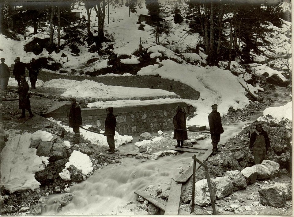 Verkehrsknotenpunkt Kranjska Gora (Kronau), Bau einer Brücke auf dem Weg zur Rimlhütte auf der Straße von Kranjska Gora (Kronau) nach Mojstrovka 1915