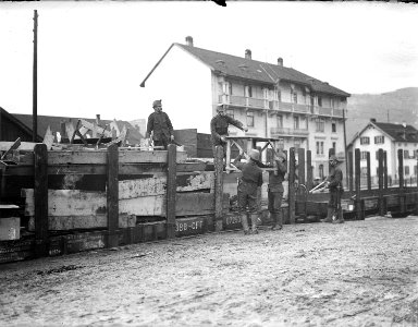 Verladen von Holztischen auf Eisenbahnwagen - CH-BAR - 3236655