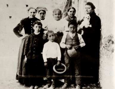Verga, Giovanni - Lidda und Giovannino Verga Patriarca mit Bauernfrauen und ihren Kindern, Tebidi (Zeno Fotografie)